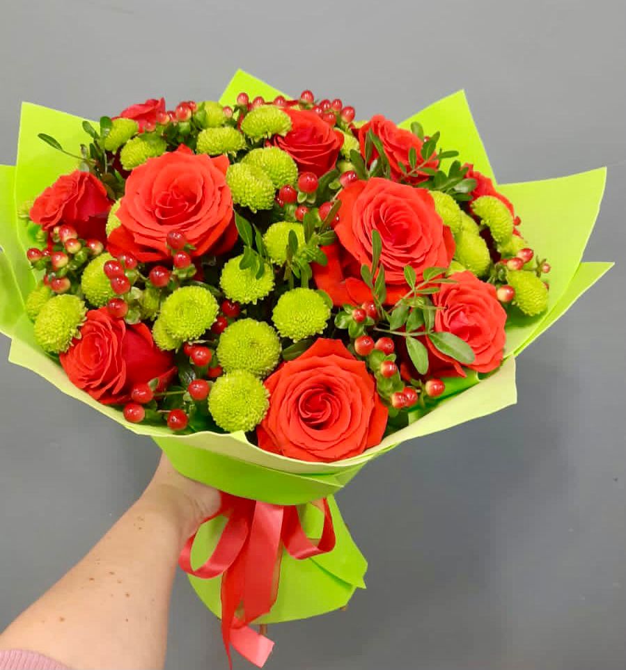 Букет цветов из: Хризантемы и Розы в Головинка Сочи