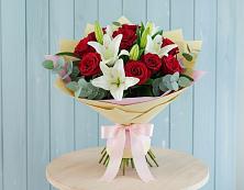 Букет цветов из:  Лилии и Розы в Головинка Сочи