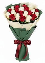 Букет Микс из красных и белых роз в Головинка Сочи