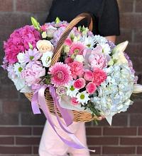 Композиция солнечный день в Головинка Сочи Цветочная композиция из Розы, Хризантемы, Пионы и Лизиантусы в корзине в Головинка Сочи