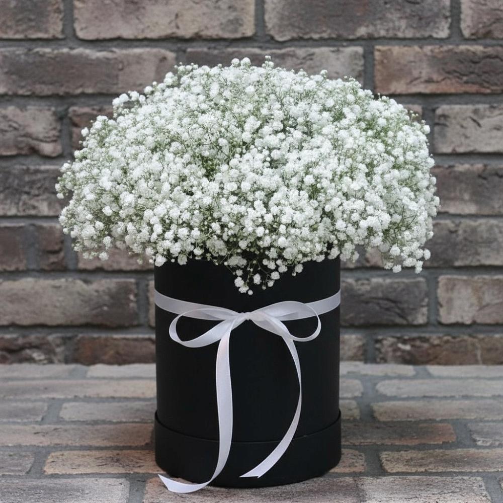 Цветочная композиция из Гипсофила в шляпной коробке в Головинка Сочи