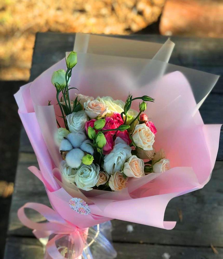 Букет цветов из: Розы и Лизиантусы в Головинка Сочи