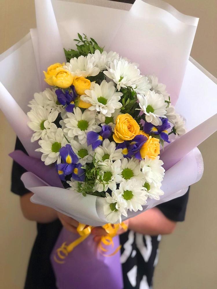 Букет цветов из: Ирисы, Хризантемы и Розы в Головинка Сочи