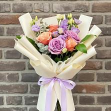 Букет цветов из:  Лизиантусы и Розы в Головинка Сочи