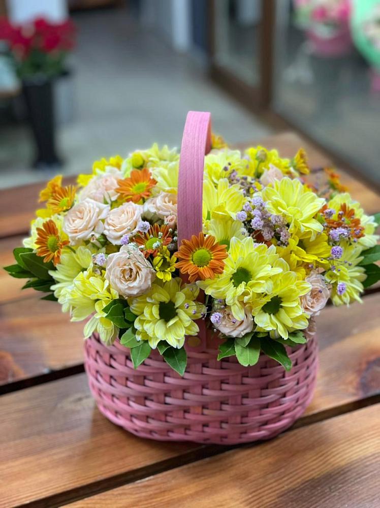 Цветочная композиция из Хризантемы и Розы в корзине в Головинка Сочи