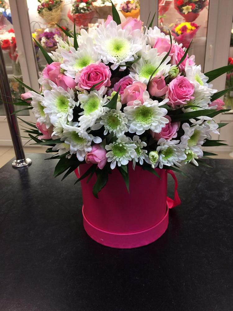 Цветочная композиция из Розы и Хризантемы в шляпной коробке в Головинка Сочи