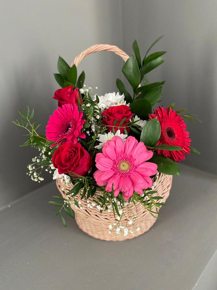 Цветочная композиция из Розы, Хризантемы и Герберы в корзине в Головинка Сочи
