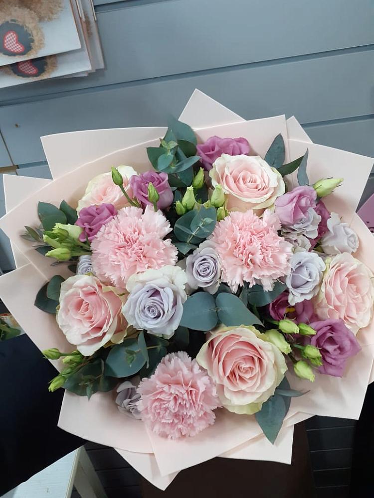 Букет цветов из: Розы, Гвоздики и Лизиантусы в Головинка Сочи